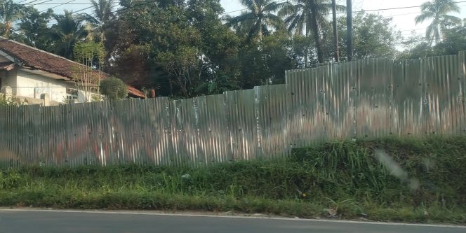 
					Bangun Waralaba Indomaret di Desa Pasireurih, Kecamatan Cisata di duga belum kantongi izin. (Dok/nusakata.com)