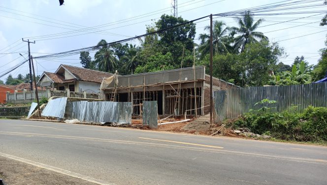 
					Foto tertutup Bangunan Indomaret di Wilayah Desa Pasireurih, Kecamatan Cisata. (Ist)