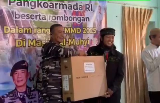 
					Panglima Koarmada RI Laksamana Madya TNI Dr. Denih Hendrata menyerahkan bantuan sarana pendukung ibadah dan Pendidikan kepada Pengurus Masjid Al-Muhyi, Bojong, Tasikmalaya. (Foto: Dok Al-Muhyi)