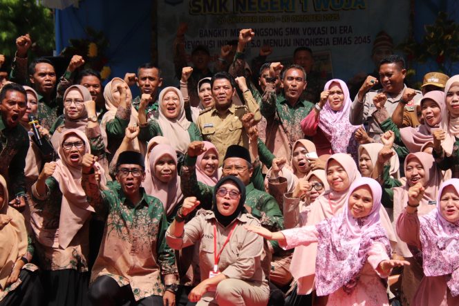 
					Bupati Dompu Hadiri Harlah Ke 25 SMKN I Woja, Sekolah Tempat Mengasah Ilmu Genarasi Penerus Bangsa. (Ist)