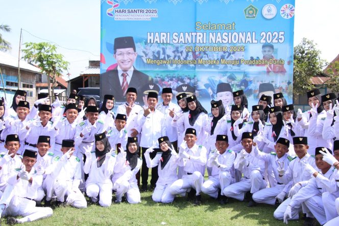 
					Upacara Peringatan Hari Santri Tahun 2025 Berlangsung Hikmad, Bupati Dompu Bacakan Sambutan. (Ist)