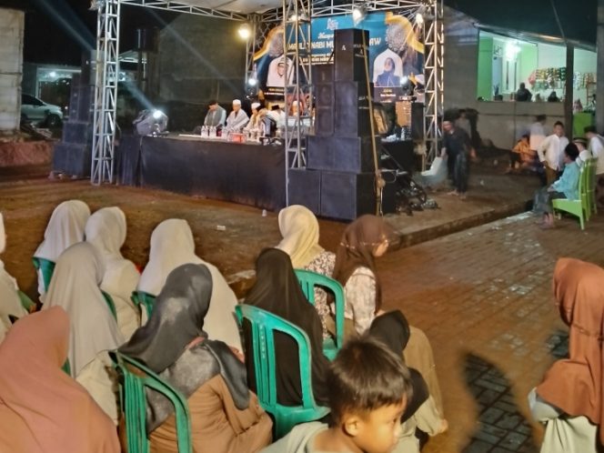 
					Warga Padati Peringatan Maulid Nabi Muhammad SAW dan Doa 40 Hari Almarhumah Endah Mahmudah