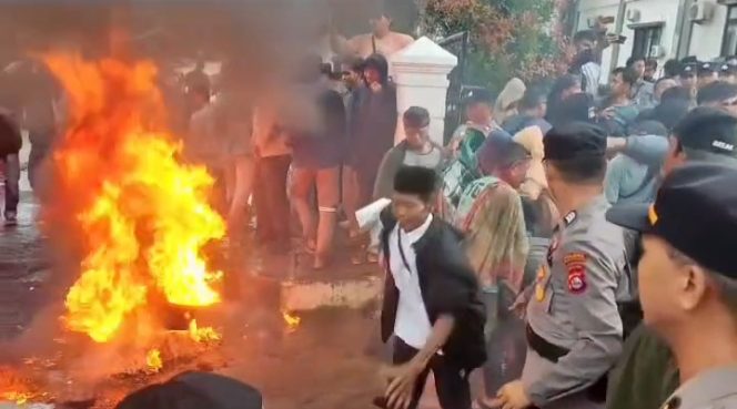 
					Warga Rancapinang Lakukan Demo Didepan Gedung Setda Pandeglang. Selasa, (7/9/2025).
