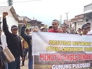 Dianggap Kondom Berserakan, Warga Demo Minta Akses Pendakian di Tutup. Foto : Warga Demo. Rabu, (15/10/2025/Ist). 