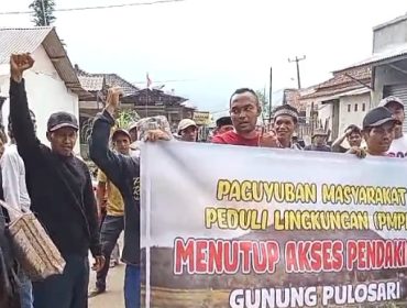 Dianggap Kondom Berserakan, Warga Demo Minta Akses Pendakian di Tutup. Foto : Warga Demo. Rabu, (15/10/2025/Ist). 