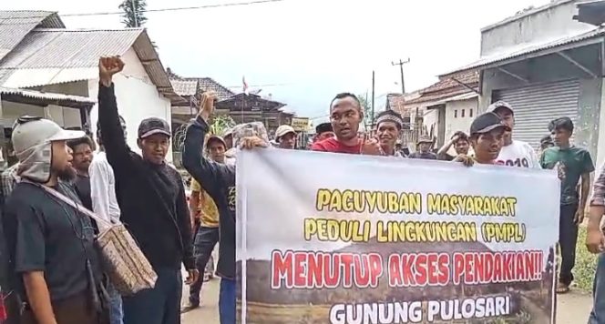 
					Dianggap Kondom Berserakan, Warga Demo Minta Akses Pendakian di Tutup. Foto : Warga Demo. Rabu, (15/10/2025/Ist). 