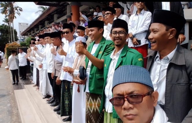 
					Berbagai Ponpes dan Eleman Masyarakat Pandeglang Padati Alun-Alun Pandeglang acara Hari Santri Nasional (Ist)