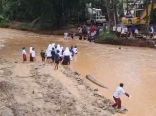 Jembatan Hanyut, Anak Sekolah Harus Menyebrangi Dengan Rintangan. Gambar : Tangkapan Layar (Ist)
