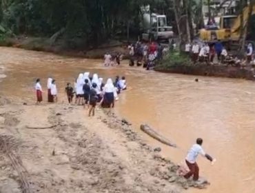 Jembatan Hanyut, Anak Sekolah Harus Menyebrangi Dengan Rintangan. Gambar : Tangkapan Layar (Ist)