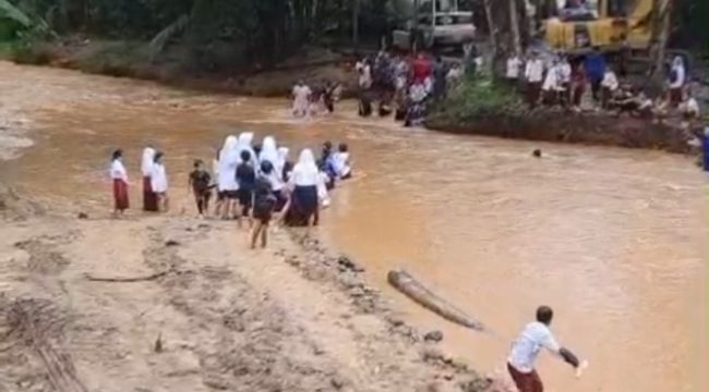 Jembatan Hanyut, Anak Sekolah Harus Menyebrangi Dengan Rintangan. Gambar : Tangkapan Layar (Ist)
