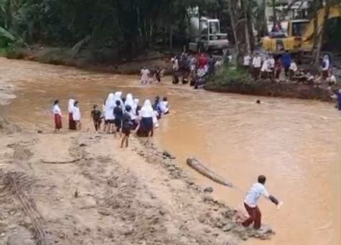 
					Jembatan Hanyut, Anak Sekolah Harus Menyebrangi Dengan Rintangan. Gambar : Tangkapan Layar (Ist)