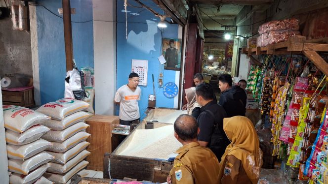 
					Para petugas saat sidak di Pasar Badak Pandeglang