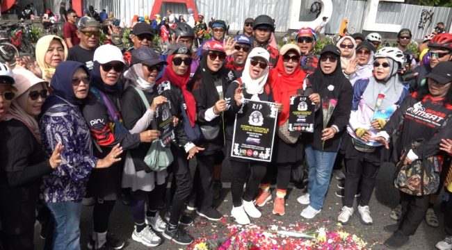 Photo: Ghost Bike dan aksi solidaritas oleh ratusan pesepeda di arena Car Free Day Kota Bekasi (dok: Ist).