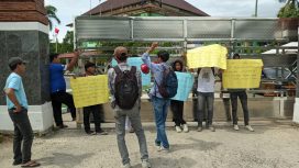 Kemenag Banten Didemo Mahasiswa Minta Tangkap Oknum Koruptor. (Ist)