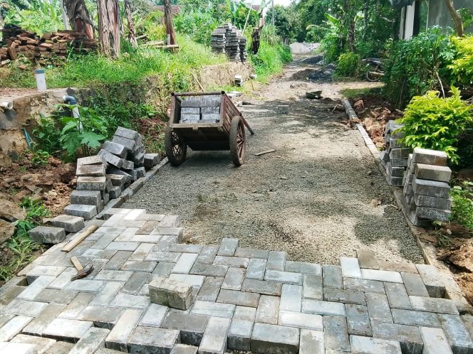 
					Pengerjaan Jalan Lingkungan Pavingblok Di Kadujajar Tanpa Pendamping Tenaga Teknis. (Foto : Ist)