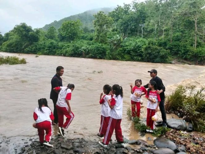 
					Di Balik Senyum Anak Pedalaman, Ada Infrastruktur yang Gagal Dibangun