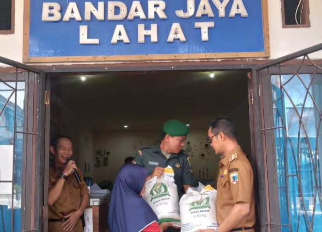 
					Lurah Bandar Jaya Salurkan Bantuan Kepada Warga , Kelurahan Bandar Jaya: Yang Layak