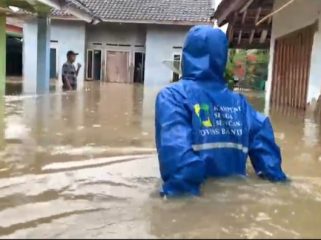 KSB Banten tinjau lokasi warga yang terkena dampak banjir hujan dari malam. Rabu, (05/11/2025).