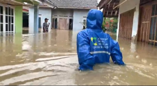 KSB Banten tinjau lokasi warga yang terkena dampak banjir hujan dari malam. Rabu, (05/11/2025).