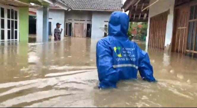 
					KSB Banten tinjau lokasi warga yang terkena dampak banjir hujan dari malam. Rabu, (05/11/2025).