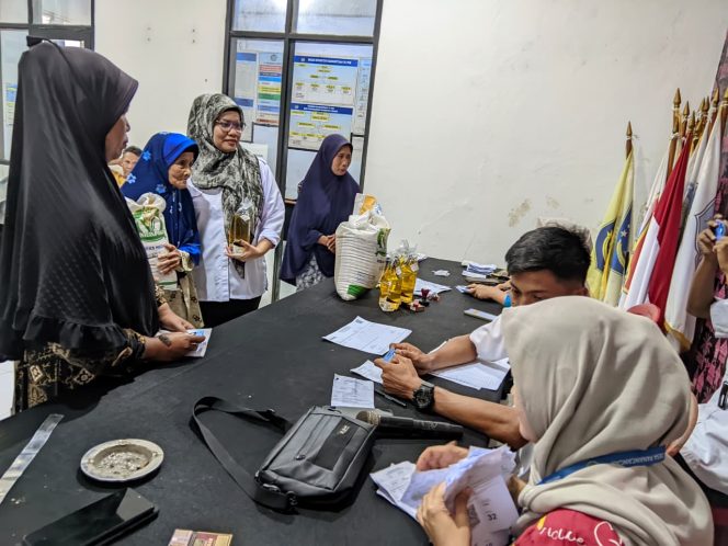 
					Pemdes Panancangan Salurkan Bantuan Pangan Dengan Dukungan Mahasiswa PKN STAI KH. Abdul Kabier. 