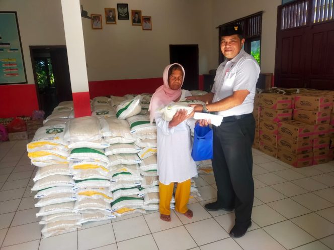 
					Bansos Beras Dibagikan, Kepala Desa : Saling Berbagi Kepada Tetangga