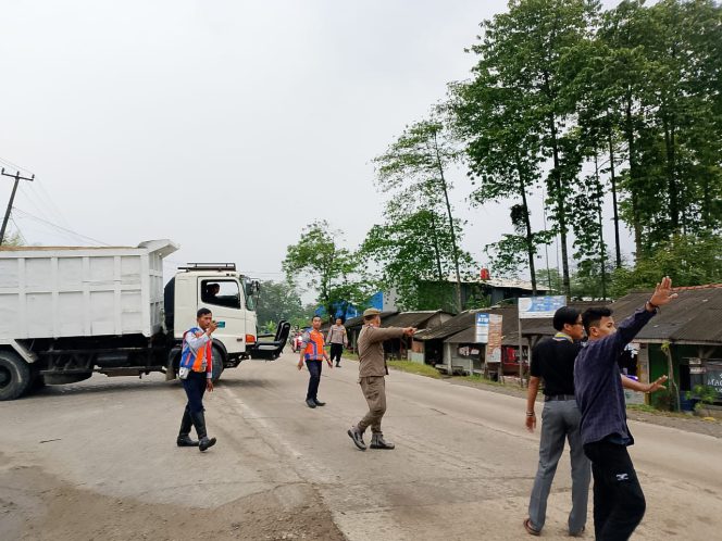 
					PMII Komisariat Assalamiyah dengan aparat gabungan. Tindak kendaraan langgar jam oprasional.