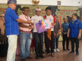 Photo: Penyerahan tali kasih berupa bantuan pendidikan dalam rangka HUT ke-31 Hotel Horison Ultima Bekasi (dok: BBB Peduli)
