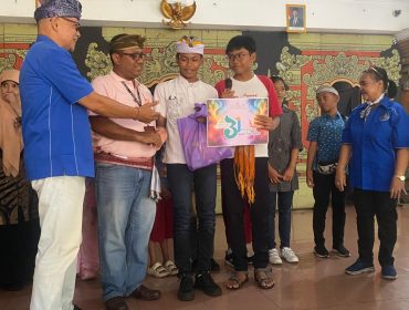 Photo: Penyerahan tali kasih berupa bantuan pendidikan dalam rangka HUT ke-31 Hotel Horison Ultima Bekasi (dok: BBB Peduli)
