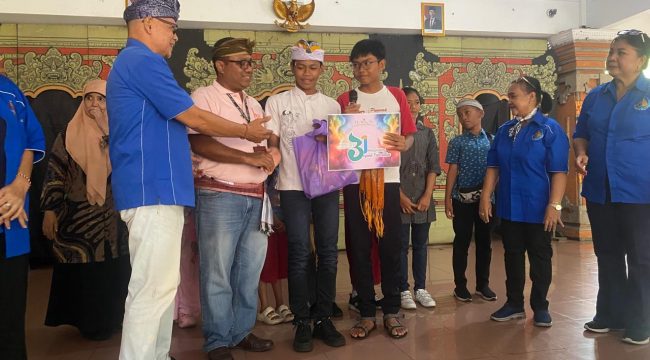 Photo: Penyerahan tali kasih berupa bantuan pendidikan dalam rangka HUT ke-31 Hotel Horison Ultima Bekasi (dok: BBB Peduli)
