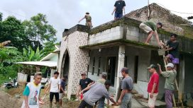 Semangat Gotong Royong Warga Kampung Cisonggom Berkobar, Sukses Bangun Musholah Secara Bertahap. (Foto/Nusakata.com)