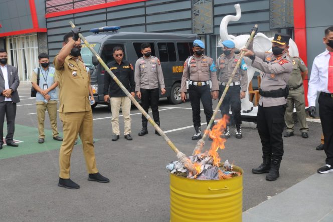 
					Pemusnahan Barang Bukti Narkotika Jenis Sabu, Ekstasi, dan Ganja Hasil Ungkap Kasus. (Nusakata)
