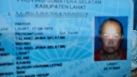 Terlantar di Tanah Sendiri, Seorang Ibu Asal Talang Jawa Selatan Terpaksa Bertahan Hidup di Emperan Toko. (Ist)