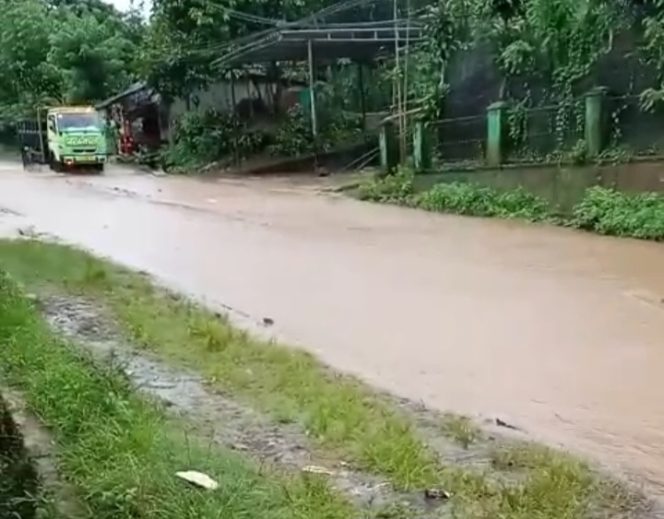 
					Drainase Buruk : Jalan Milik Kabupaten Lebak. (Dok/nusakata.com)