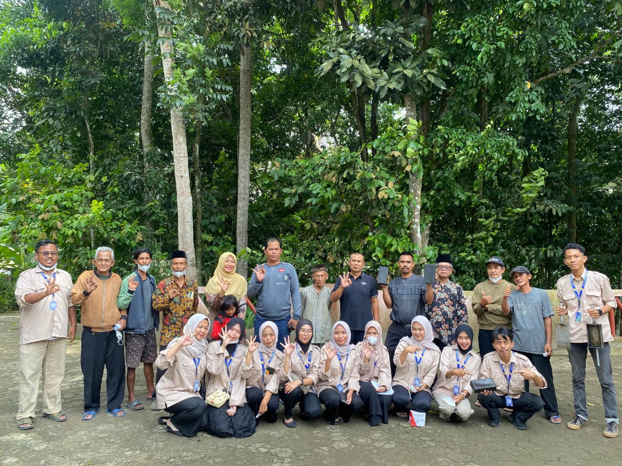 Ketika Sampah Tak Lagi Dibuang: Inisiatif KKN di Lebak Ubah Limbah Jadi Solusi Kelompok Kuliah Kerja Nyata (KKN) Desa Sindangsari menggelar kegiatan Sosialisasi Pemanfaatan Sampah Organik dan Anorganik yang dirangkaikan dengan pelatihan pembuatan pupuk organik dan eco paving, Selasa (27/1/2026), di Desa Sindangsari, Kecamatan Warunggunung, Kabupaten Lebak.
