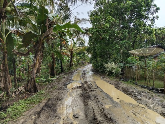 
					Jalan Rusak Parah Diduga Akibat Proyek Bang Andra, Warga Nambo Tuntut Tanggung Jawab. (Ist)