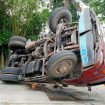 Mobil Melintang Ditengah Jalan Terguling Tak Kuat Menanjak. (Dok/Ist)