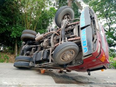 Mobil Melintang Ditengah Jalan Terguling Tak Kuat Menanjak. (Dok/Ist)