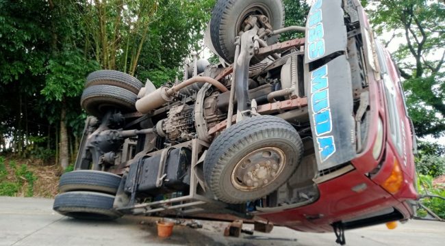 Mobil Melintang Ditengah Jalan Terguling Tak Kuat Menanjak. (Dok/Ist)