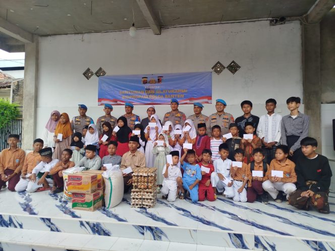 
					Wujud Kepedulian, Bidpropam Polda Banten Kunjungi Ponpes An-Nuroniah Dan Berikan Santunan. (Ist)