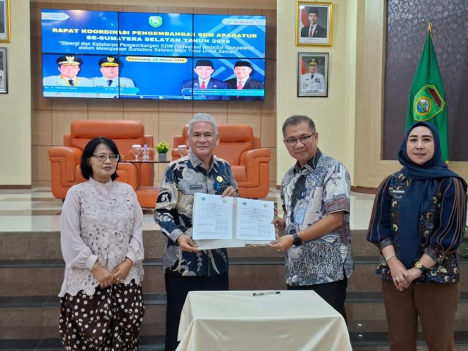 
					Pemkab Lahat Melalui BKPSDM Kab. Lahat Menerima Penghargaan Dari Gubernur Sumatera Selatan