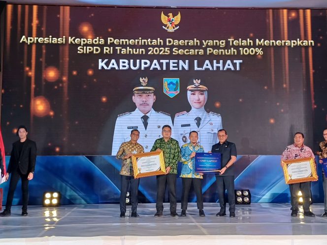 
					Menerima Penghargaan Sebagai Pemerintah Daerah Dengan Implementasi 100% SIPD RI Online 