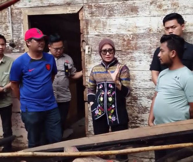 
					Wakil Bupati Lahat Sambangi Korban Rumah Roboh Akibat Angin Kencang