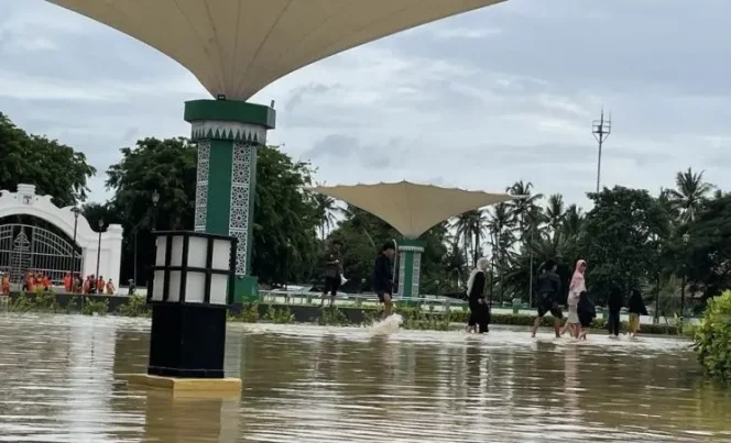 
					Kawan Wisata Religi Banten Lama Terendam Banjir dan Angin Kencang. (Dok/Antara)