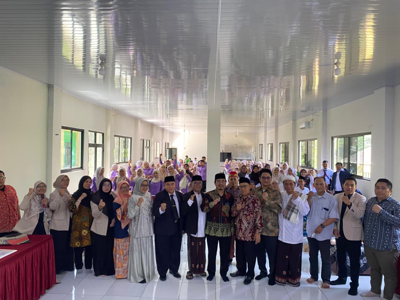 Seminar Pendidikan dan Bedah Buku Digelar di STKIP Syekh Manshur, Soroti Literasi dan Pendidikan Bermartabat STKIP Syekh Manshur menggelar Seminar Pendidikan dan Bedah Buku di aula kampus dengan mengusung tema “Bedah Buku, Bedah Wawasan, Pendidikan Bermartabat Berlandaskan Kuat.” Kegiatan tersebut menjadi ruang diskusi akademik yang menyoroti pentingnya budaya literasi, pendidikan bermartabat, serta tantangan dunia pendidikan di era digital. Seminar itu dilaksanakan di Aula STKIP Syekh Manshur, Rabu (13/5/2026).