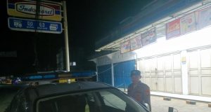 Anggota Polsek Malingping Patroli Dini Hari, Cek Pertokoan Antisipasi Pembobolan