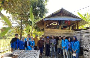 KKL UNSA Praktik Pembuatan Pestisida Nabati di Desa Jurumapin